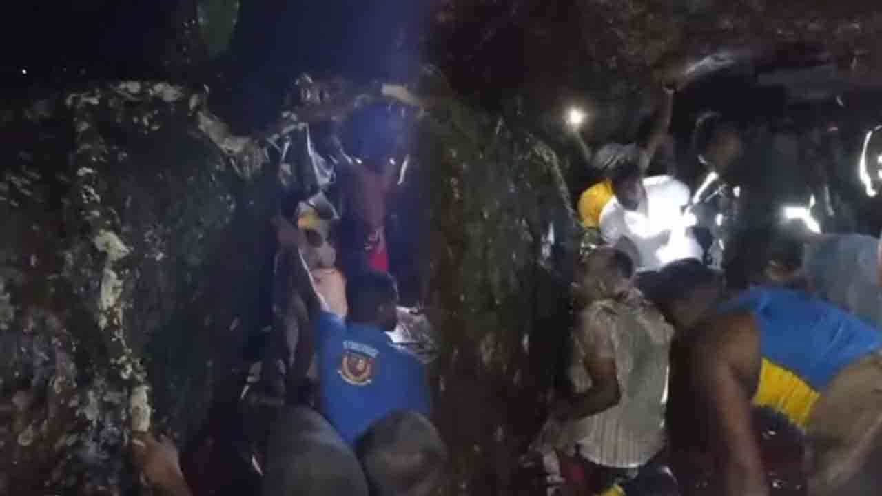 ரம்புக்கனையில் முச்சக்கர வண்டி மீது மரம் முறிந்து வீழ்ந்து விபத்து