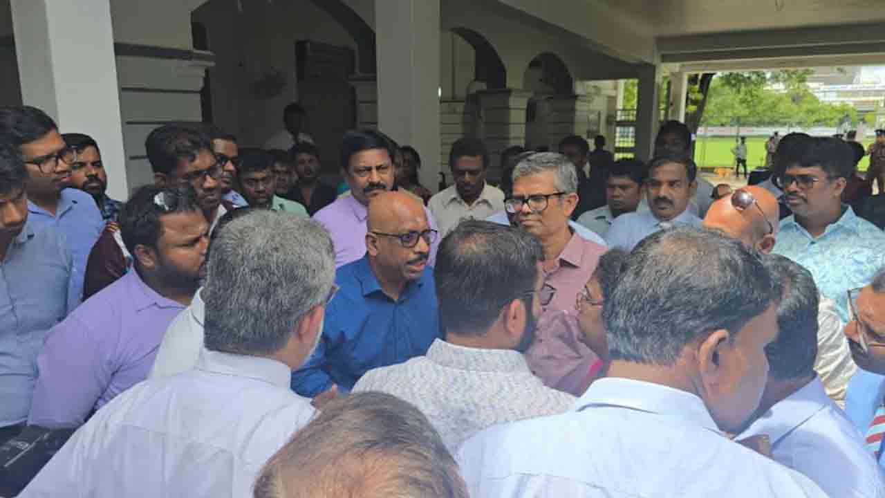 யாழில் நினைவுக்கல்லைத் திறக்காமல் வௌியேறிய அமைச்சர்!