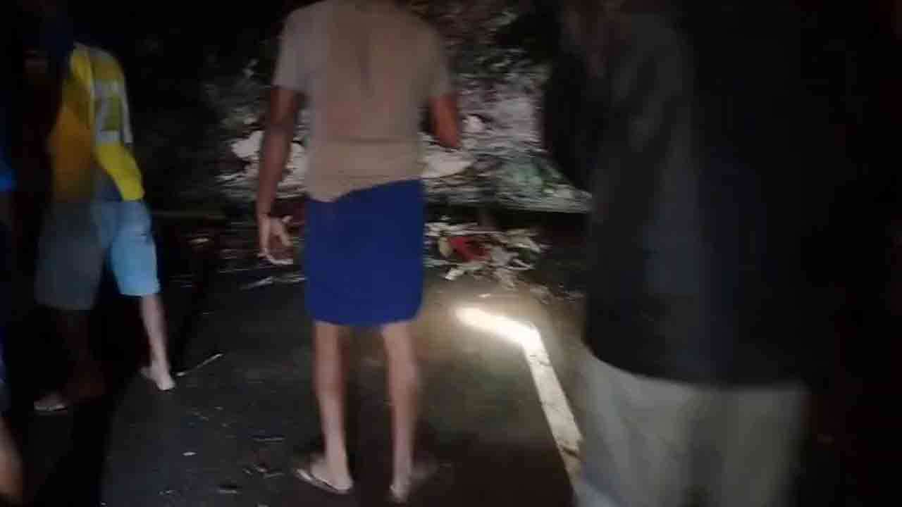 தலகொல்ல மரம் முறிவு - மாற்று வீதிகளை பயன்படுத்தவும்