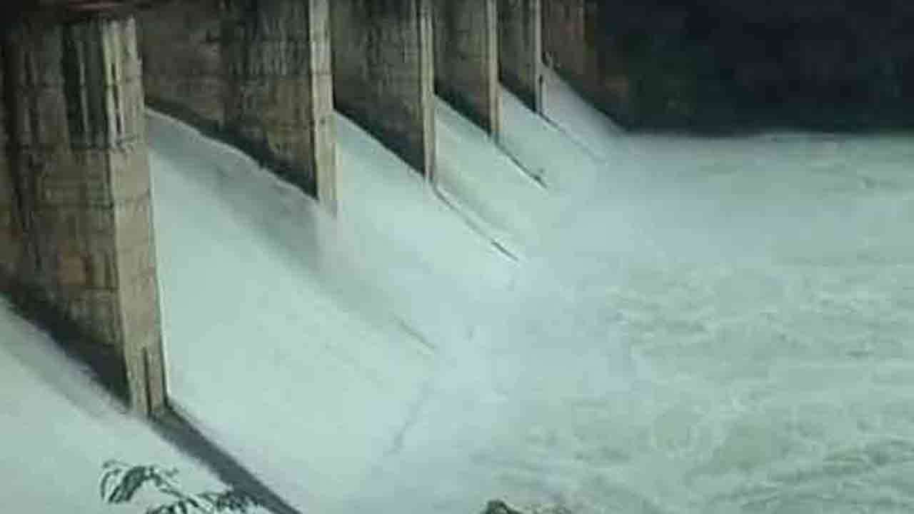 பலத்த மழையால் 09 பிரதான நீர்த்தேக்கங்கள் வான் பாய்கின்றன