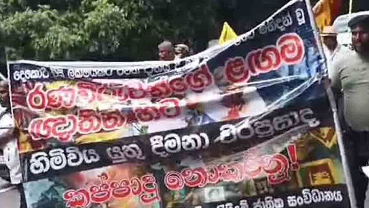 ஓய்வுபெற்ற இராணுவ வீரர்கள் பொல்துவ சந்தியில் ஆர்ப்பாட்டம்