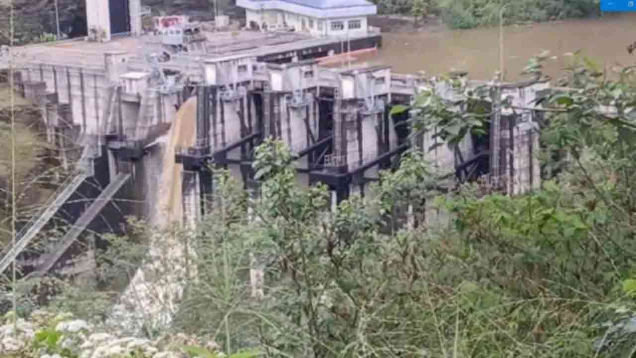 மேல் கொத்மலை நீர்த்தேக்க வான் கதவு திறப்பு