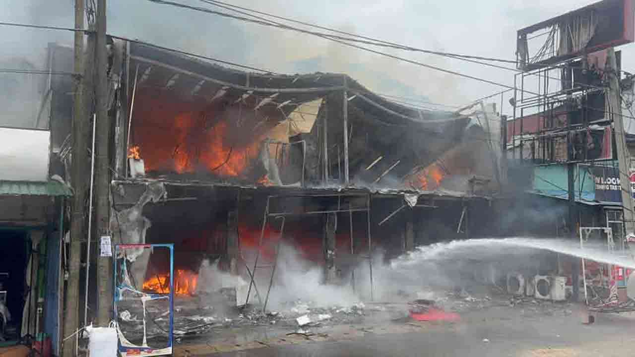 வவுனியாவில் தீக்கிரையான விற்பனை நிலையம்!