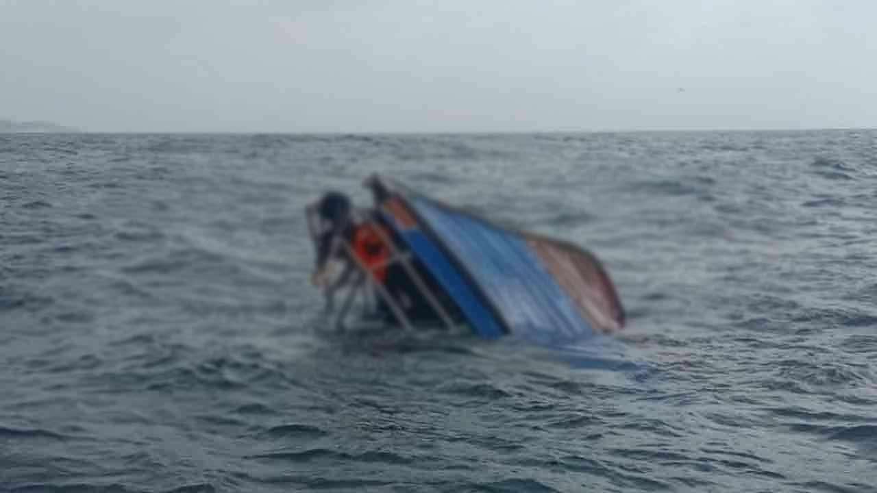 படகு கவிழ்ந்து இளைஞன் பலி