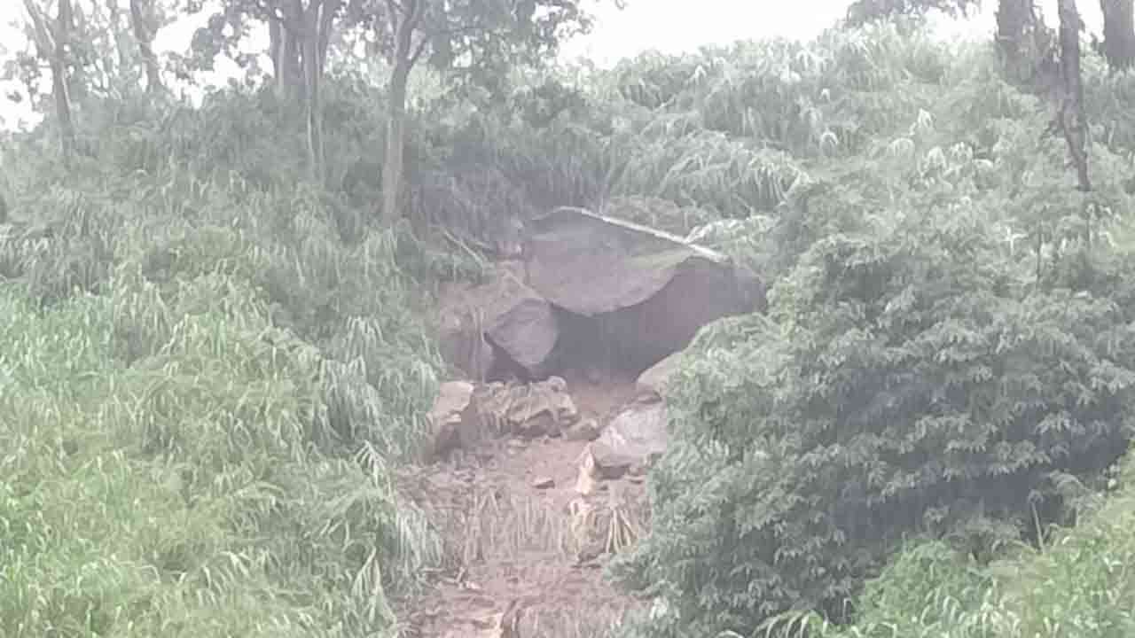 கண்டி - நுவரெலியா வீதி கெரண்டியெல்லயில் மூடல்