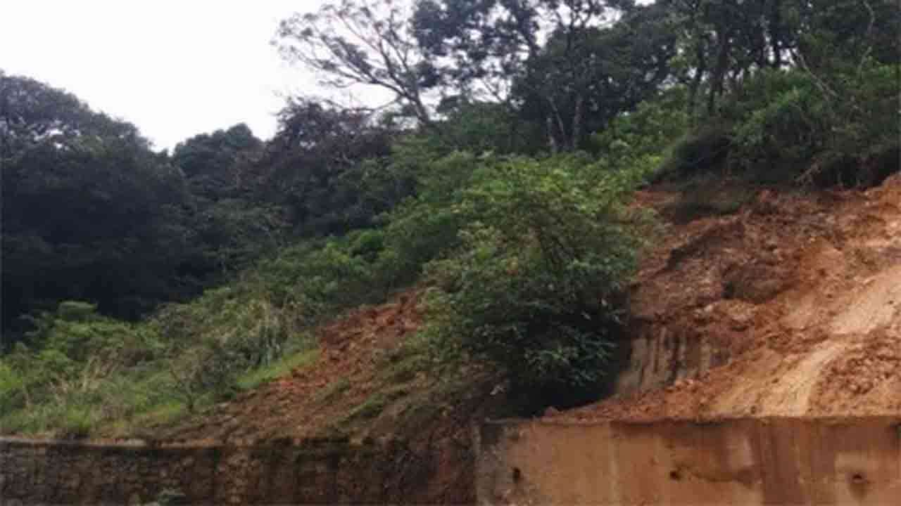 கண்டியில் மண்சரிவு - 4 பேர் மாயம்