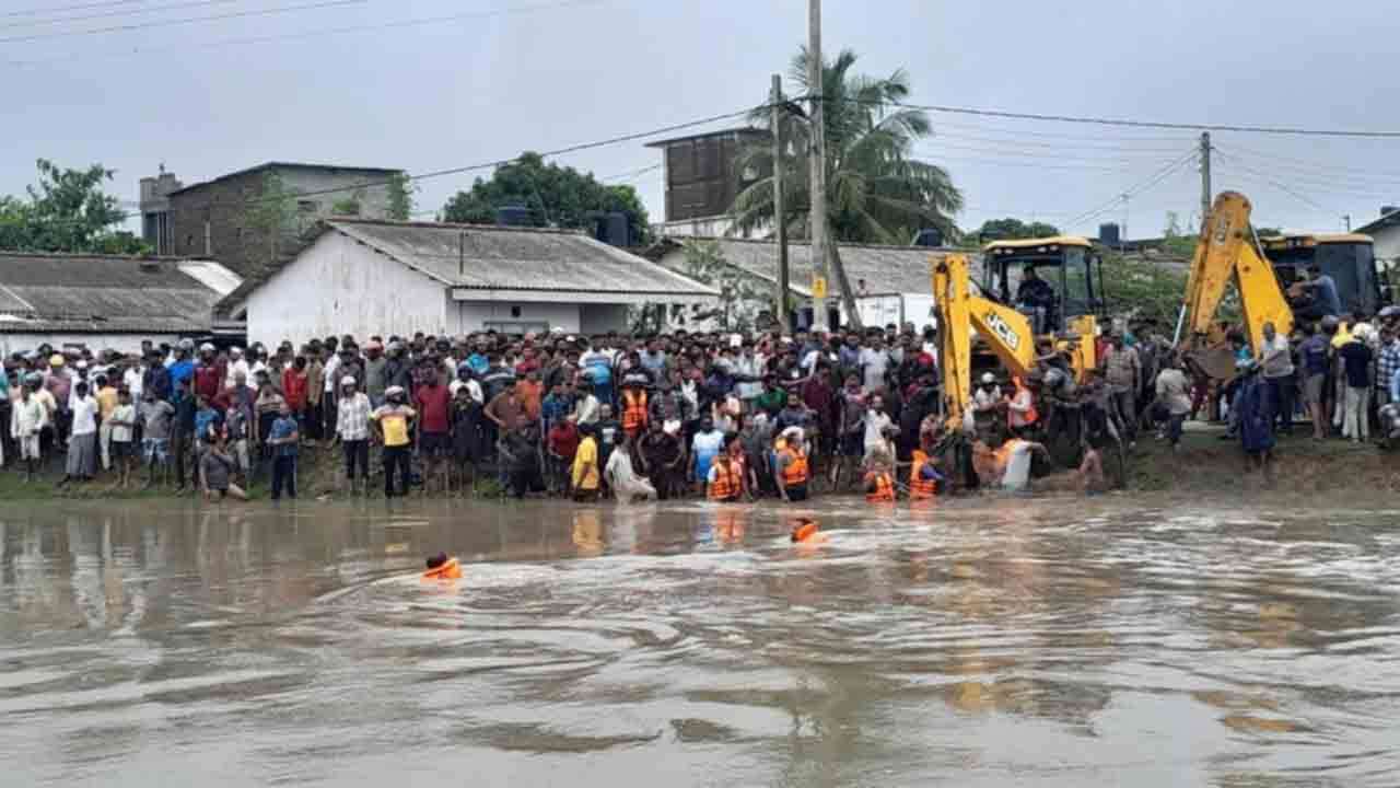 கால்வாயில் கார் வீழ்ந்து ஒரே குடும்பத்தைச் சேர்ந்த மூவர் உயிரிழப்பு