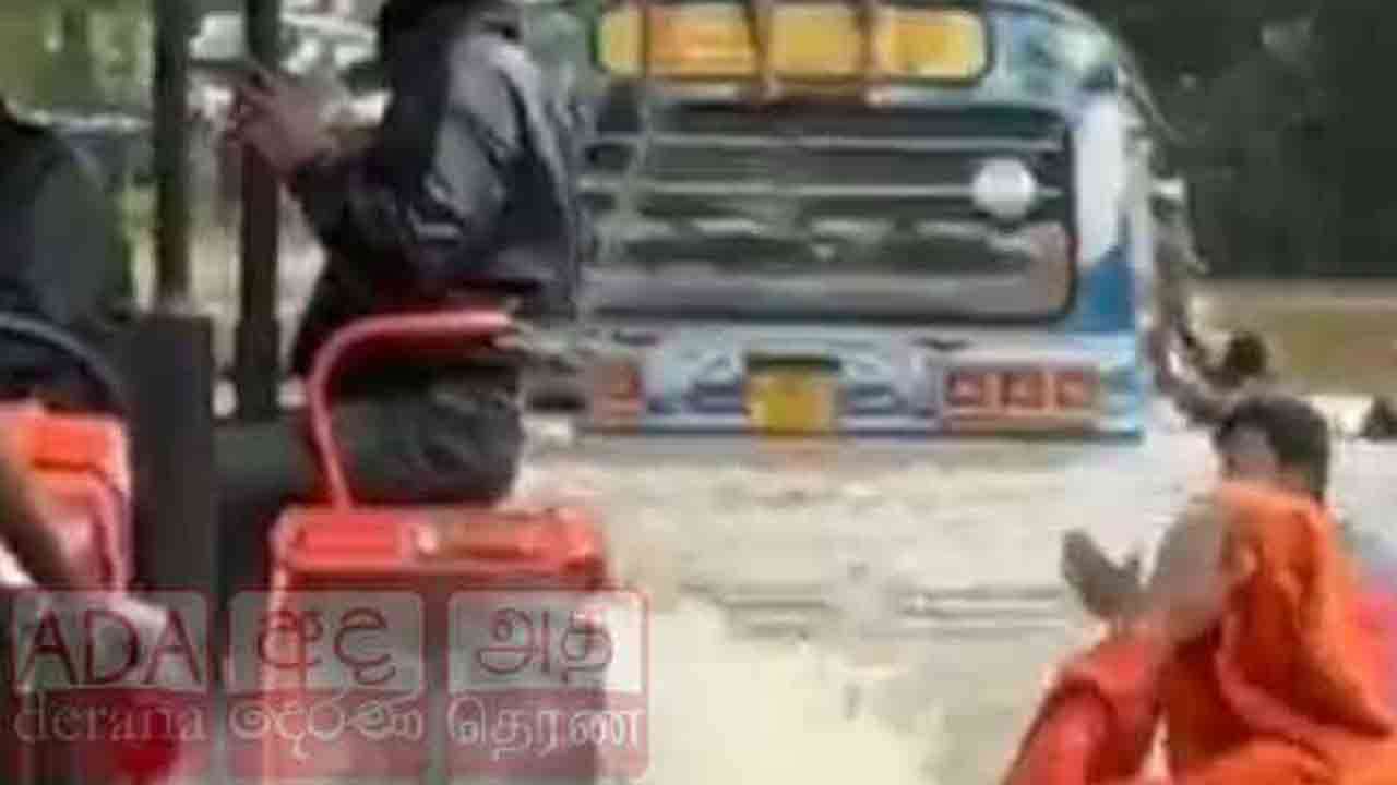 23 பேருடன் வெள்ளத்தில் அடித்துச் செல்லப்பட்ட பேருந்து!