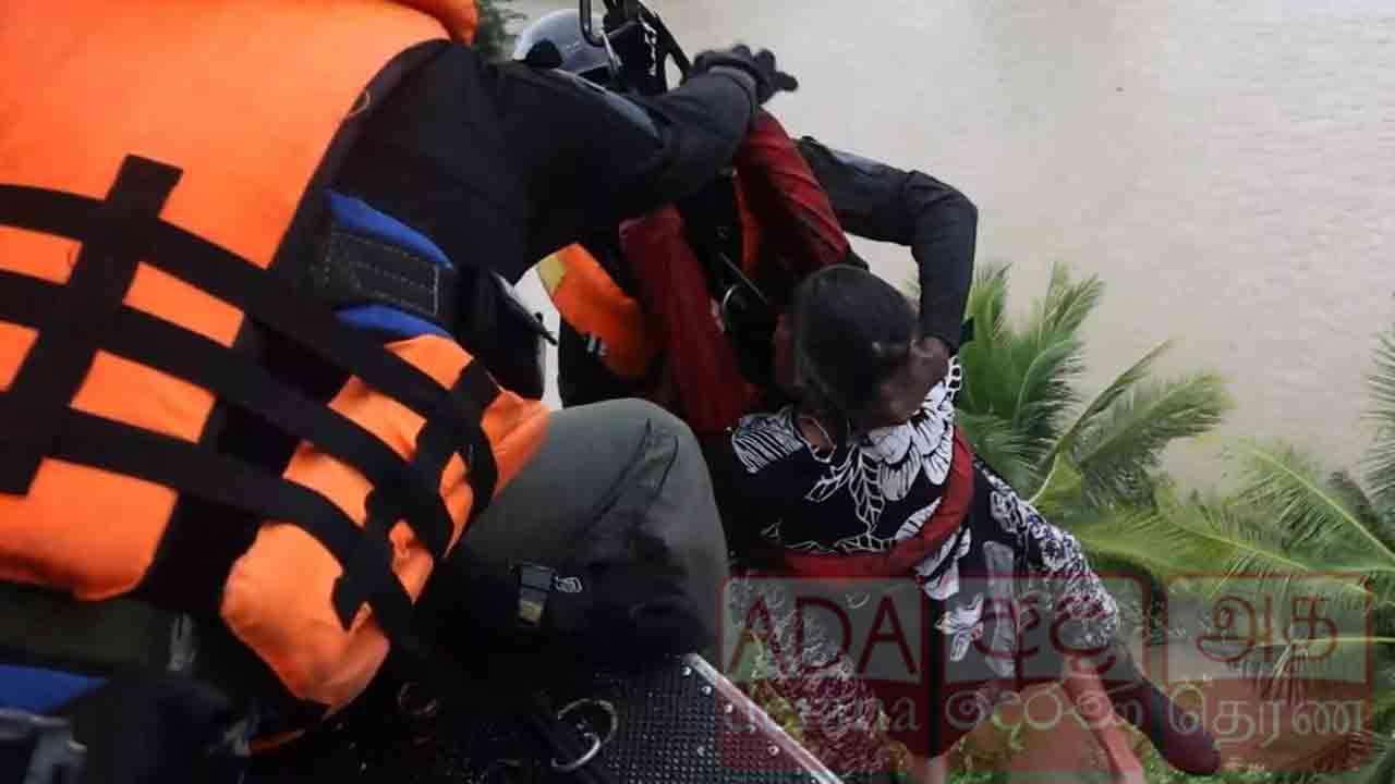 வெள்ளத்தால் சிக்கியிருந்த மூவர் விமானப் படையால் மீட்பு