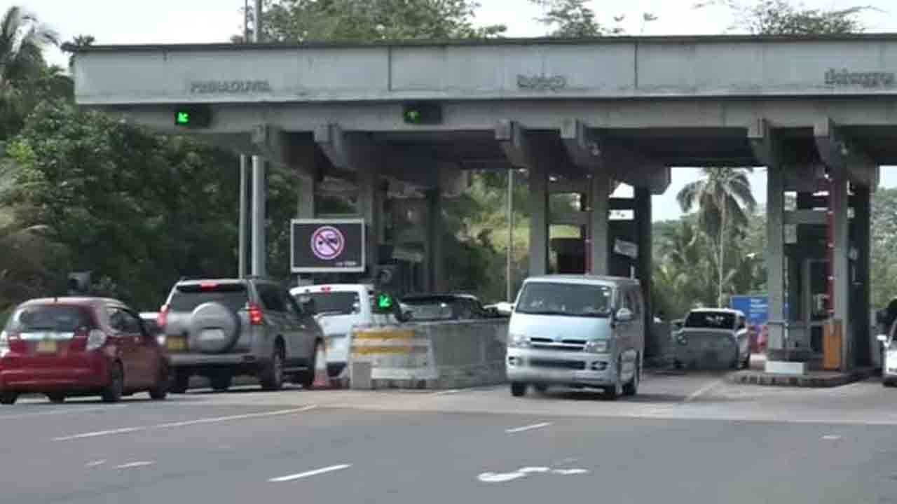 அதிவேக வீதிகளில் கட்டணம் இன்றி பயணிக்க அனுமதி