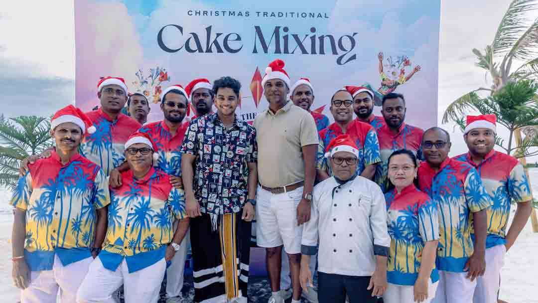 பண்டிகைக் காலத்தை வரவேற்கும் வகையில் Sun Siyam Olhuveli இலங்கையின் சமையல் நிபுணரும் YouTuber ஆன சரித் எ.சில்வா உடன் வருடாந்த Cake-Mixing கொண்டாட்டத்தை முன்னெடுத்தது