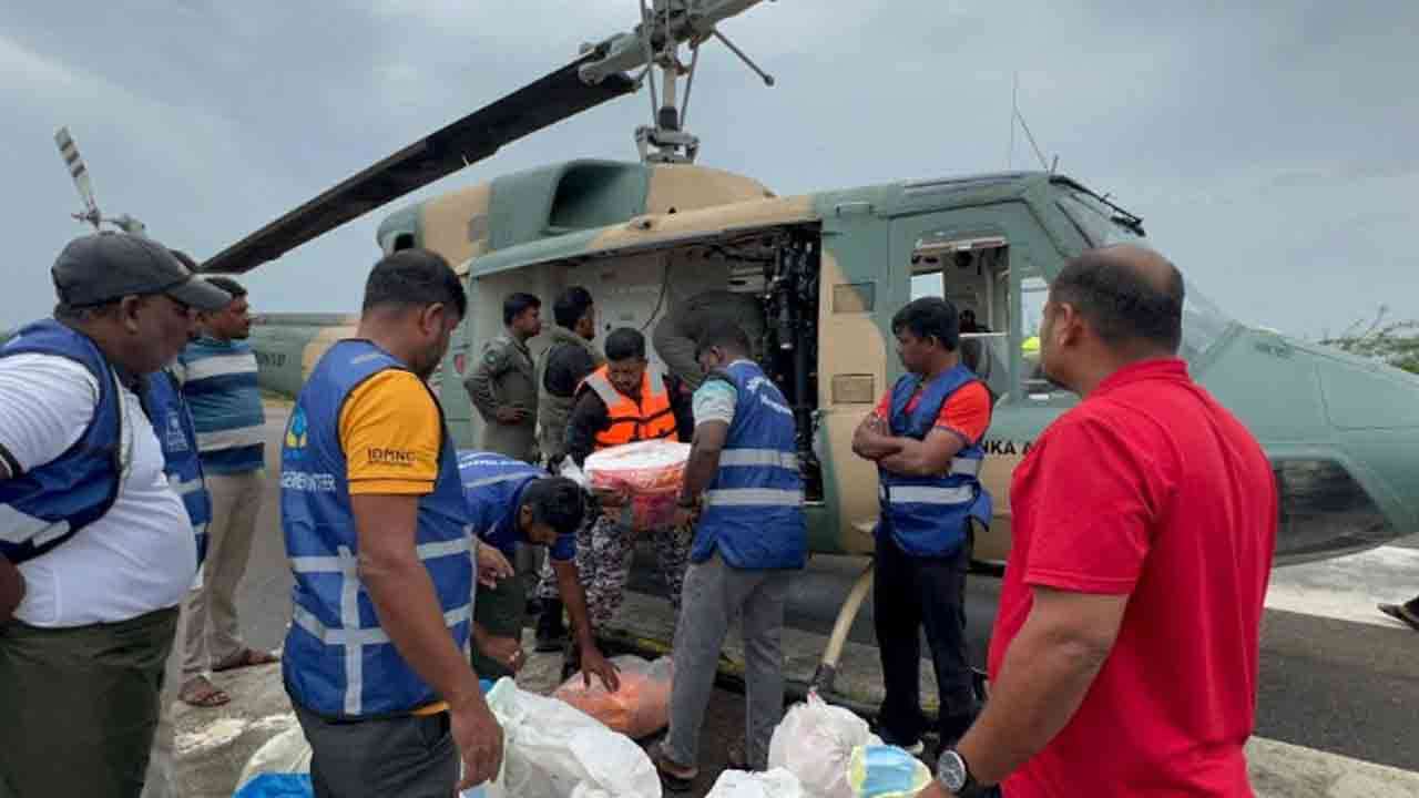 குஞ்சுக்குளம் மக்களுக்கு ஹெலிகொப்டர் ஊடாக பொருட்கள் அனுப்பி வைப்பு!