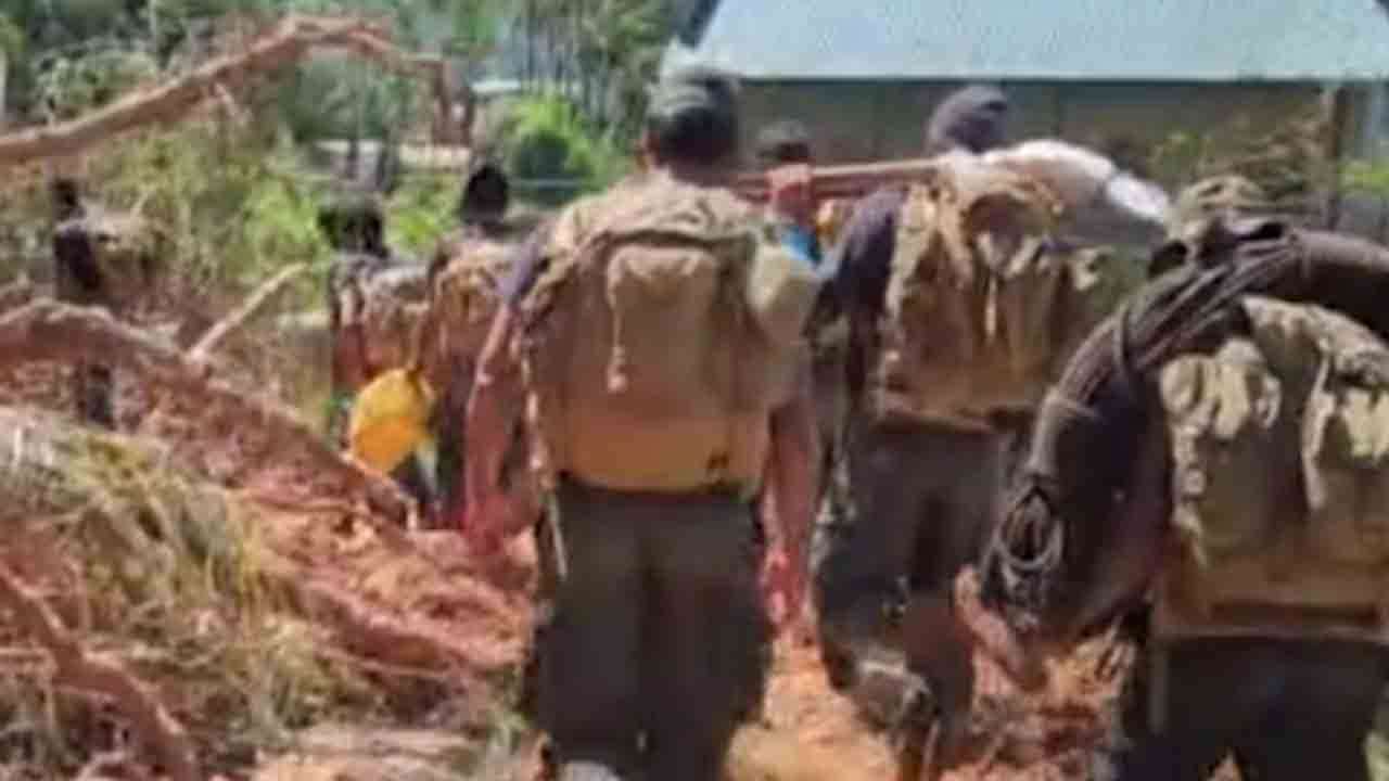 மீட்பு பணிகளை தொடரும் முப்படையினர்