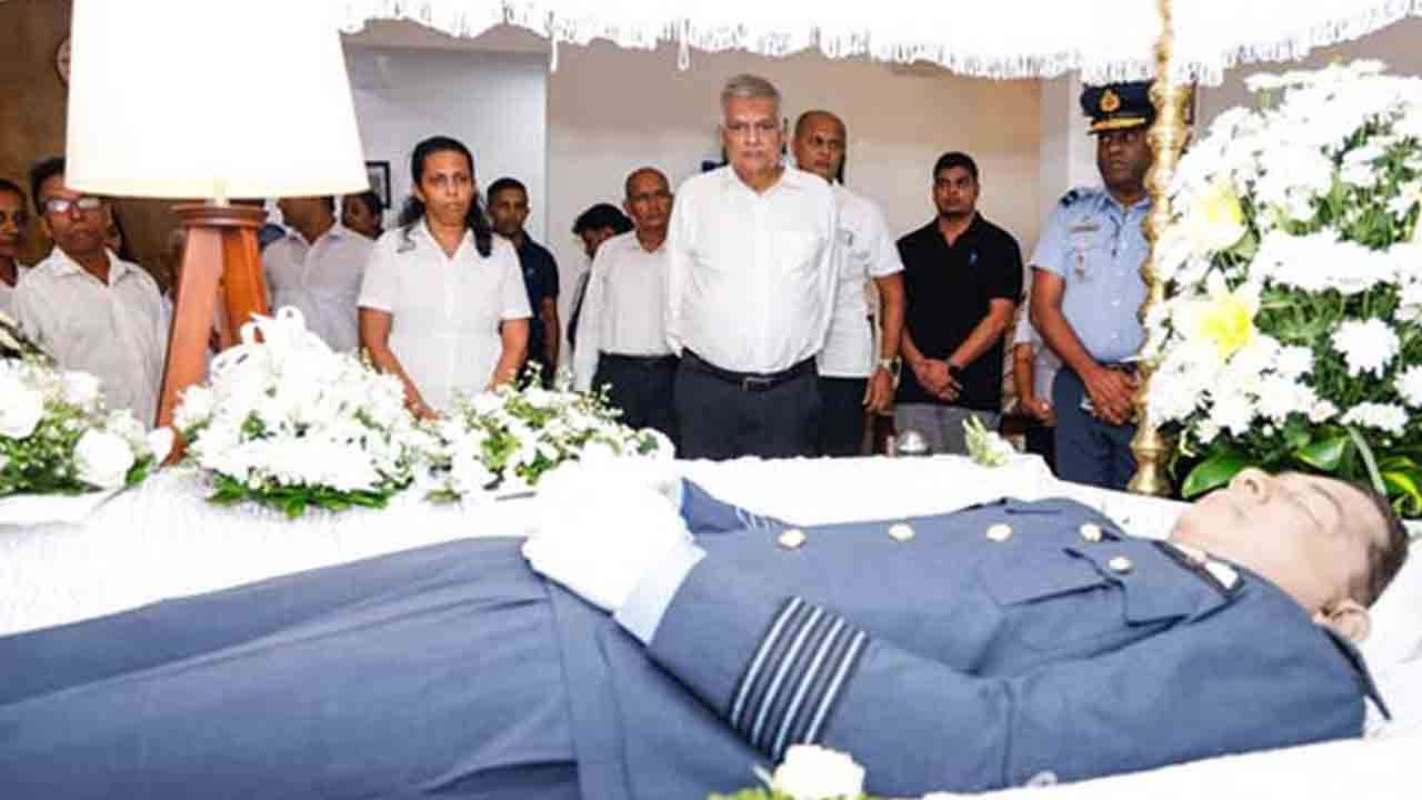 குரூப் கப்டன் நிர்மாலின் பூதவுடலுக்கு முன்னாள் ஜனாதிபதி ரணில் அஞ்சலி