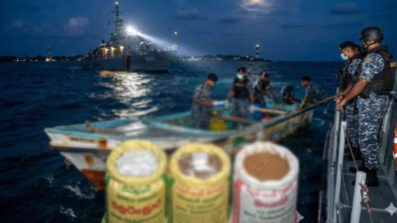 கற்பிட்டி கடற்பரப்பில் போதைப்பொருட்களுடன் படகு ஒன்று பறிமுதல்