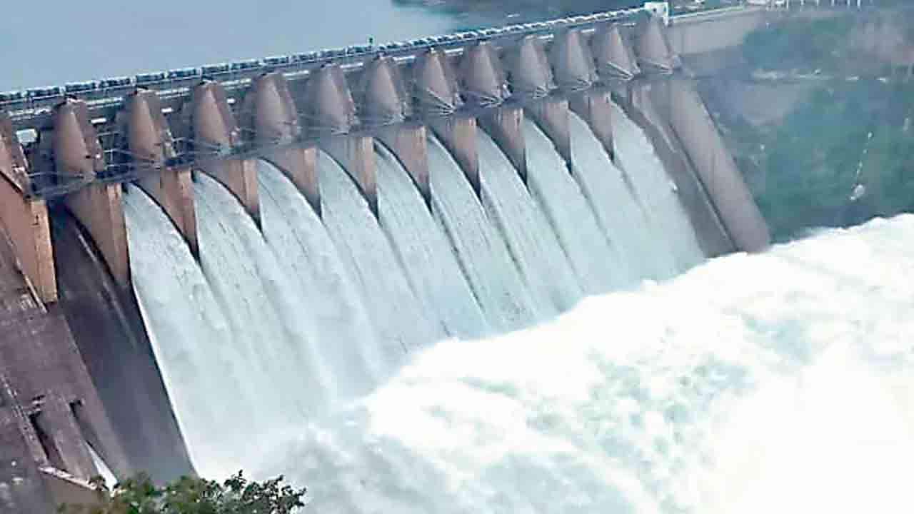 71 நீர்த்தேக்கங்கள் வான் பாய்வதாக அறிவிப்பு