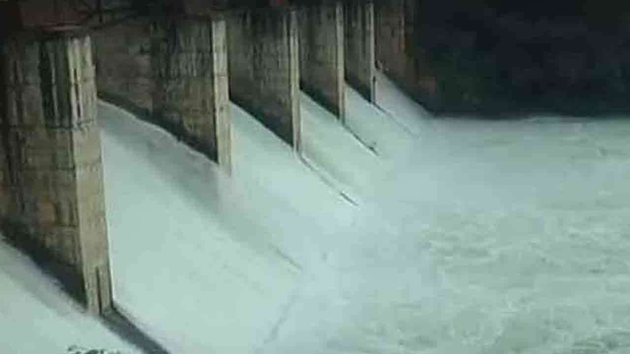 பல பிரதான நீர்த்தேக்கங்கள் வான் பாய்கின்றன