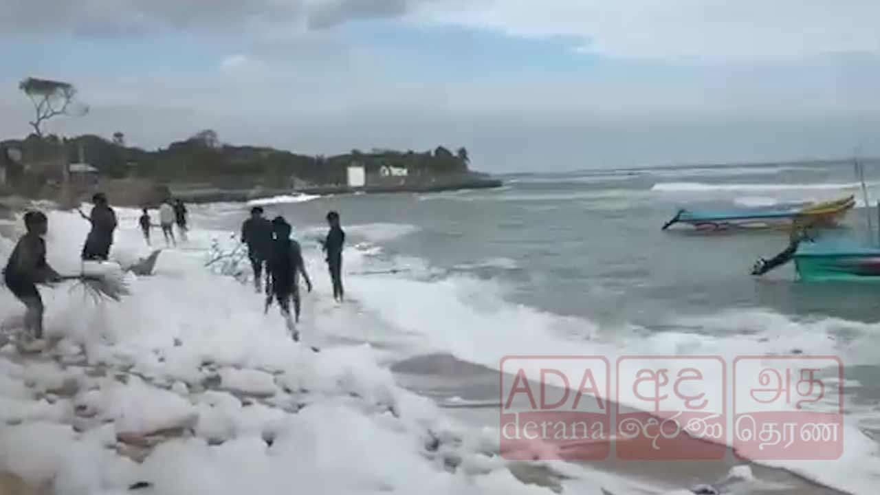 பருத்தித்துறை கடற்பகுதியில் கரையொதுங்கிய வெள்ளை நுரை!