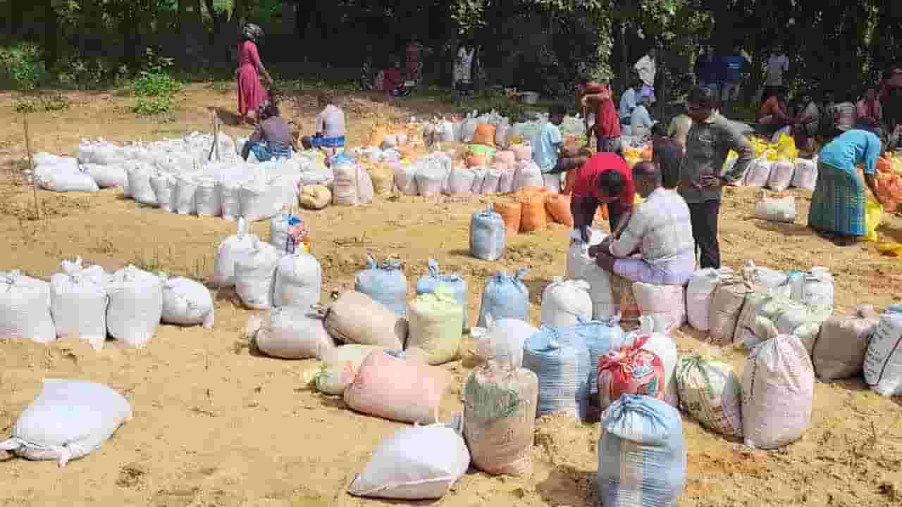 அணைக்கட்டை பாதுகாக்கும் முயற்சியில் விவசாயிகள் 