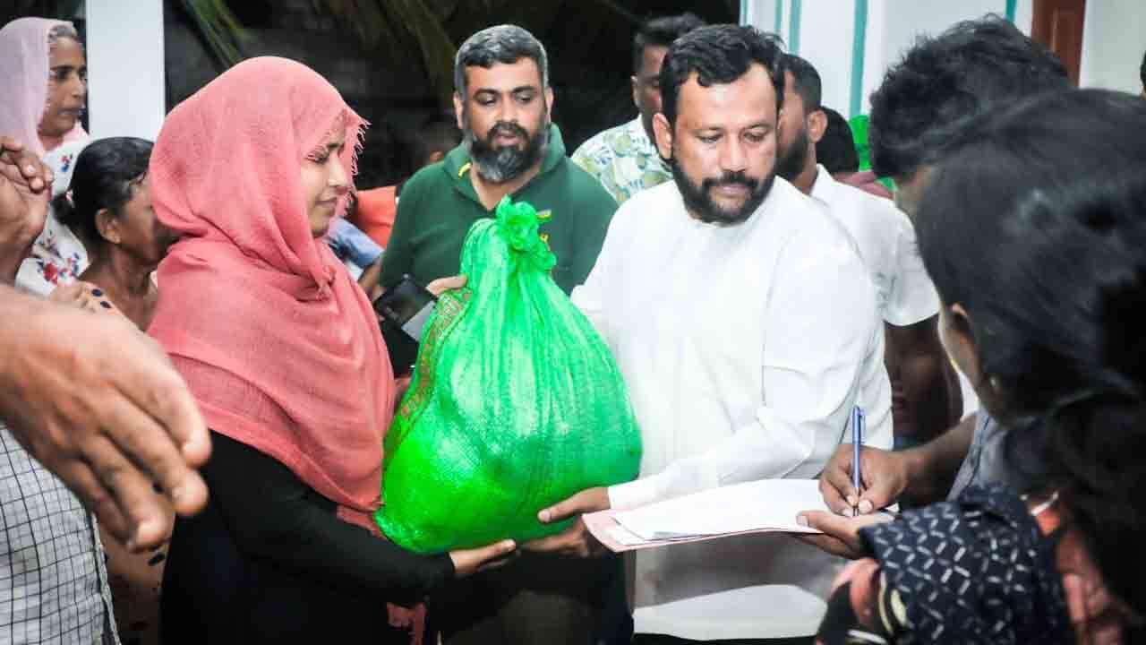 மன்னாரில் வெள்ள நிவாரணம் வழங்கிய றிஷாட்!