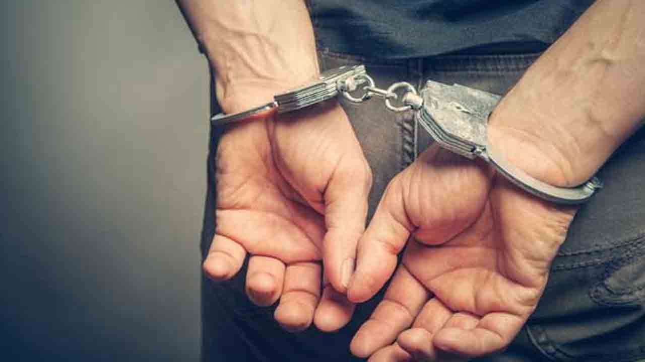 சட்டவிரோத பூச்சிக்கொல்லி, பீடி இலைகளுடன் ஒருவர் கைது