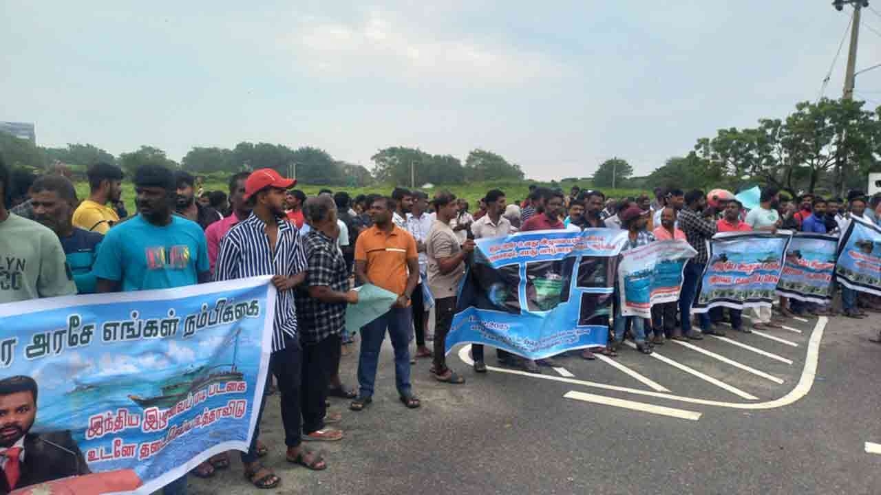 இந்திய மீனவர்களின் அத்துமீறலைக் கட்டுப்படுத்தக் கோரி யாழில் பாரிய பேரணி 