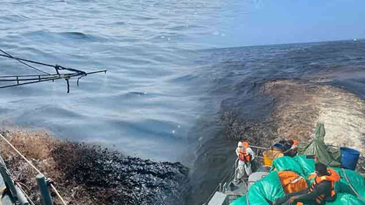 கொழும்பு துறைமுக கச்சா எண்ணெய் கசிவு கட்டுப்பாட்டுக்குள்