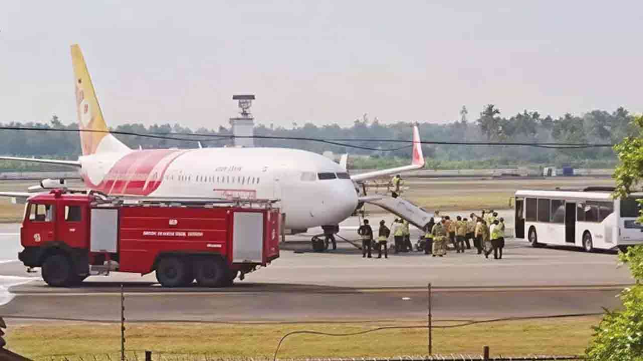 கொச்சியில் விமானம் தரையிறங்கிய போது டயர் வெடித்ததால் பரபரப்பு