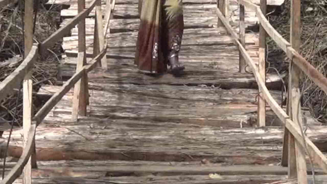 தற்காலிக மரப்பாலத்தில் ஆபத்தான பயணம்! ஆறு தோட்ட மக்கள் பாதிப்பு