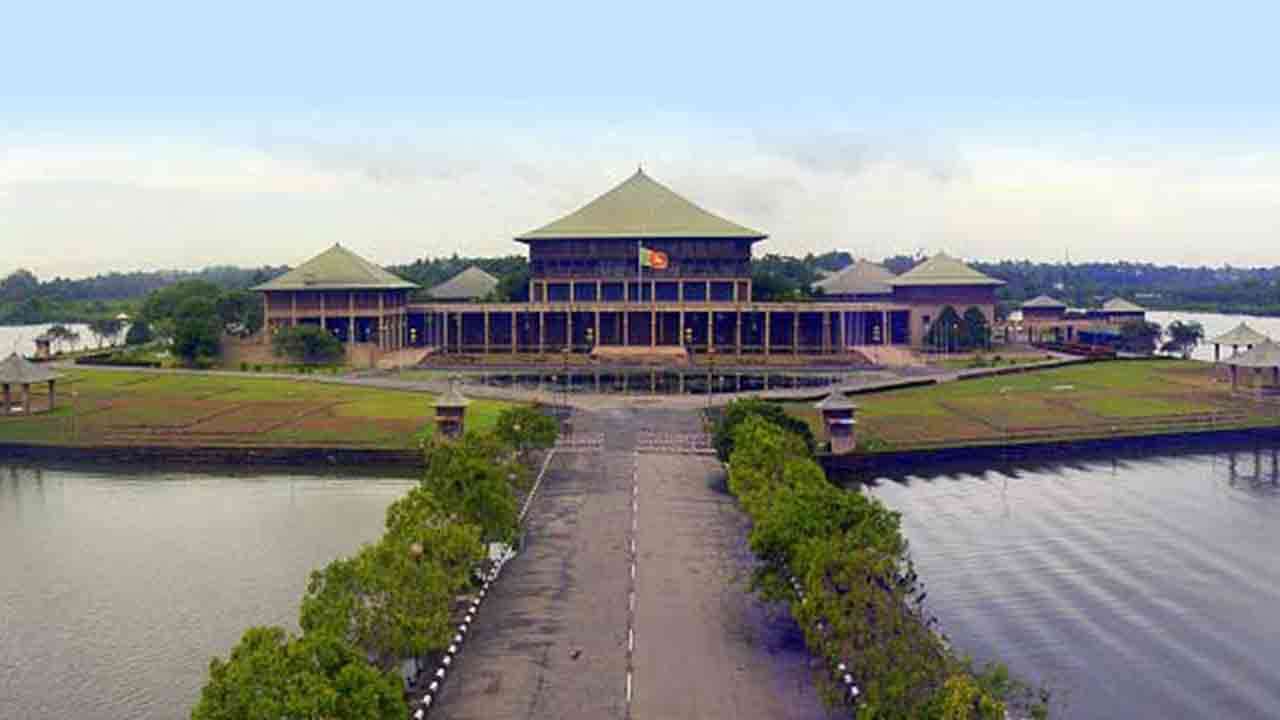 பாராளுமன்ற உறுப்பினர்கள், பணிக்குழாமிற்கு நீண்ட விடுமுறை !