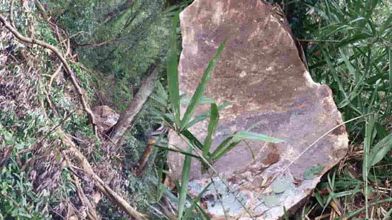 பாறை சரிந்ததன் காரணமாக 6 குடும்பங்கள் வெளியேற்றம்