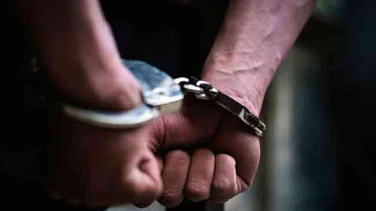  சட்டவிரோத சிகரெட்டுகளுடன் இளம் வர்த்தகர் கைது