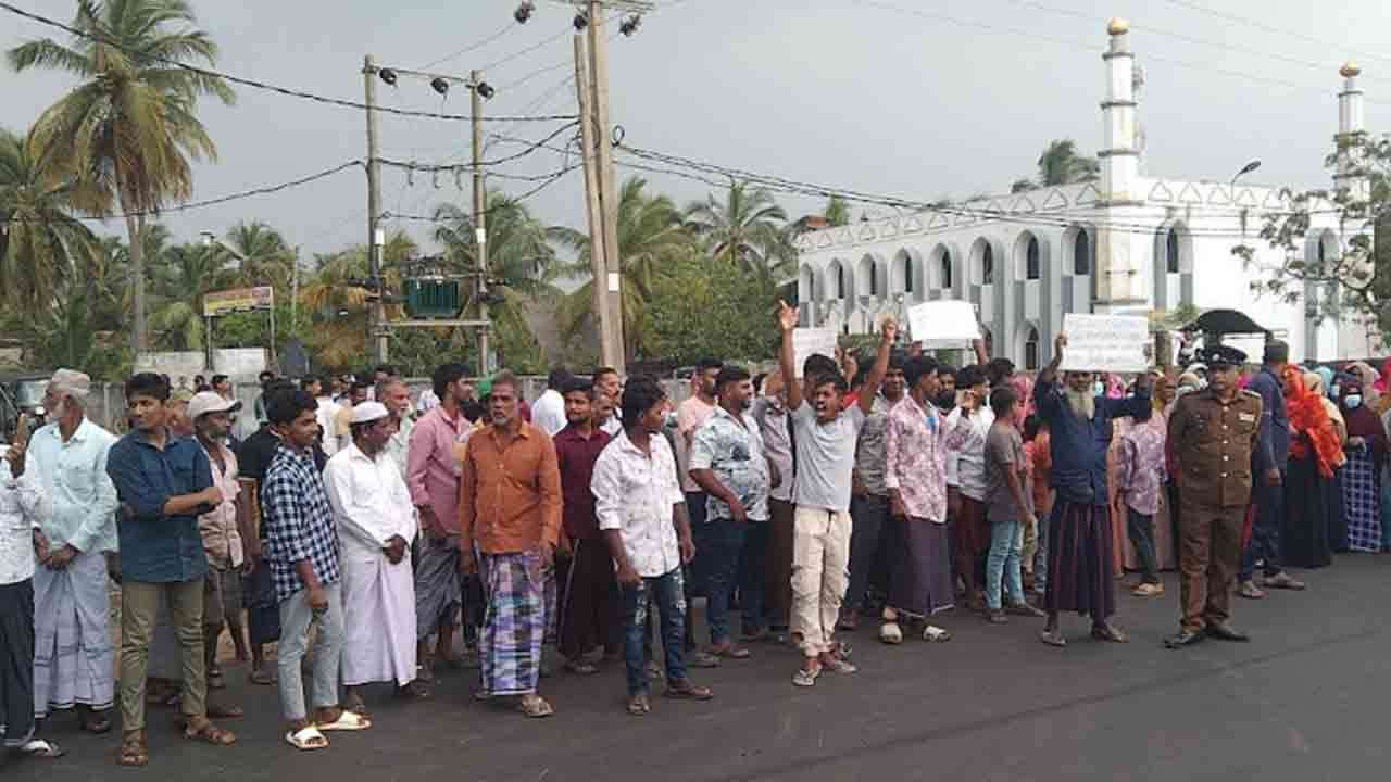 25,000 ரூபா எங்களுக்கும் வேண்டும்; புத்தளத்தில் ஆர்ப்பாட்டம்!