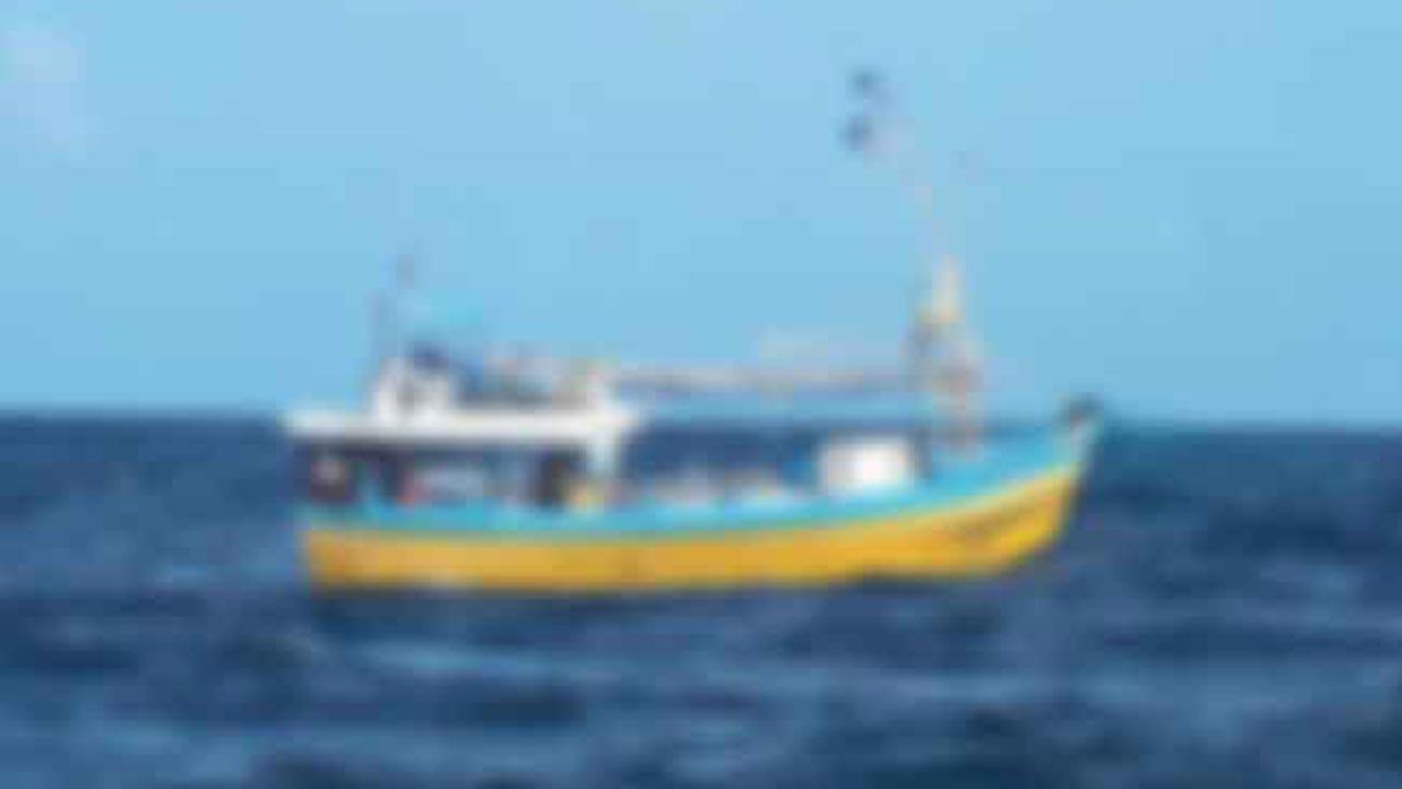 தென் கடலில் சிக்கிய உள்நாட்டு நெடுநாள் மீன்பிடிப் படகு!