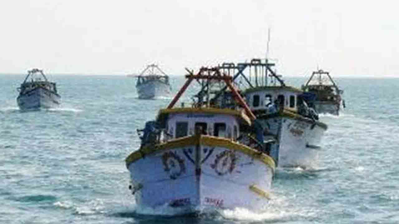 நெடுந்தீவு கடற்பரப்பில் 3 இந்திய மீனவர்கள் கைது