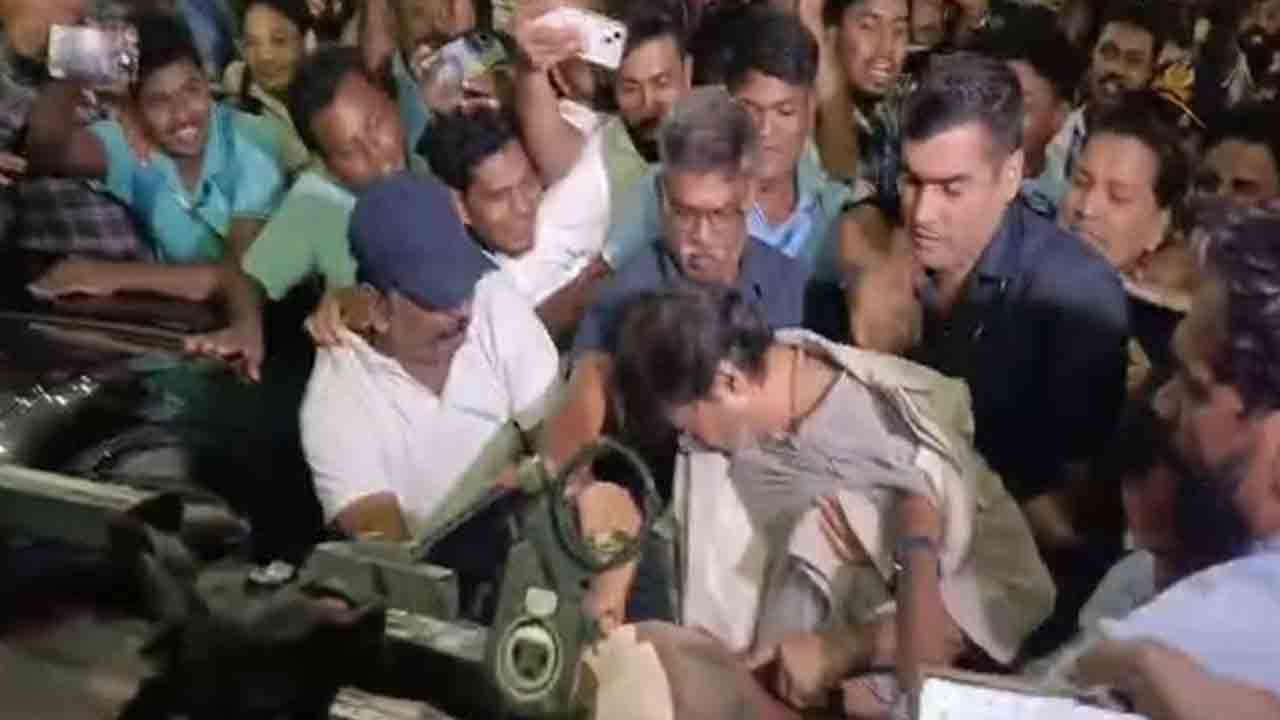 விமான நிலையத்தில் தடுமாறி விழுந்த விஜய்!