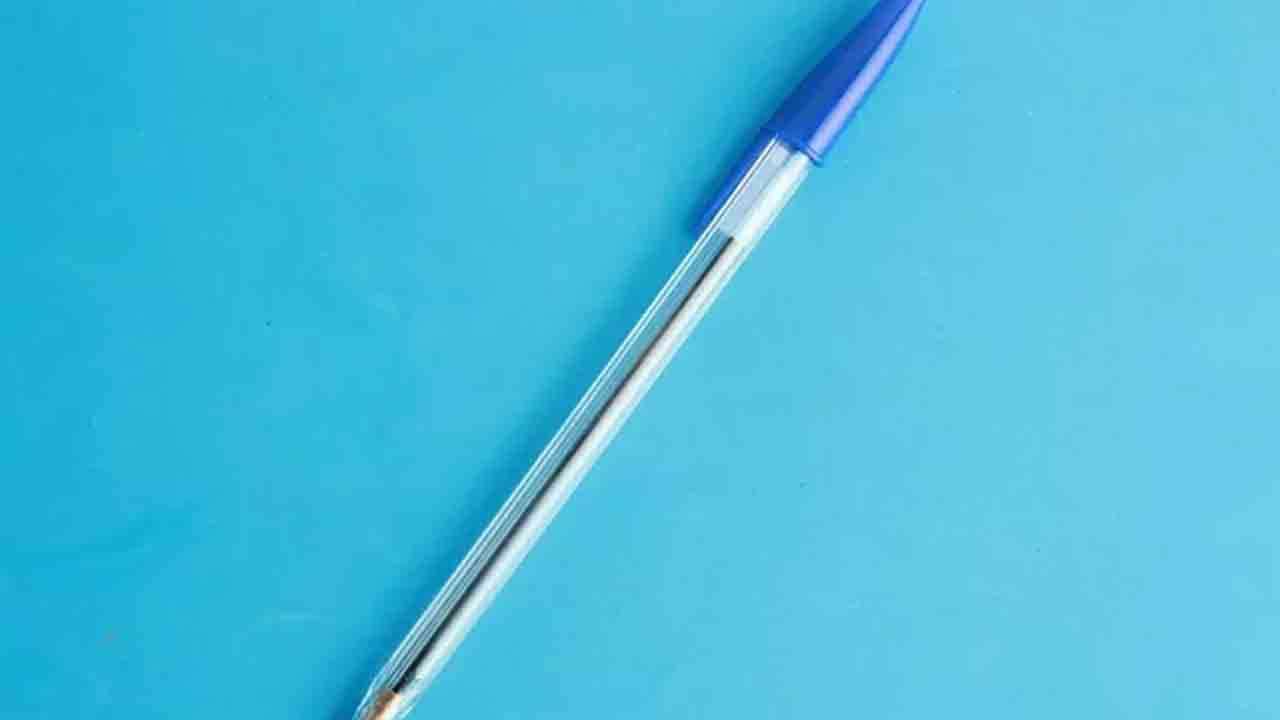 50 ரூபா பந்தயத்திற்காக பேனாவை விழுங்கிய மாணவன்!