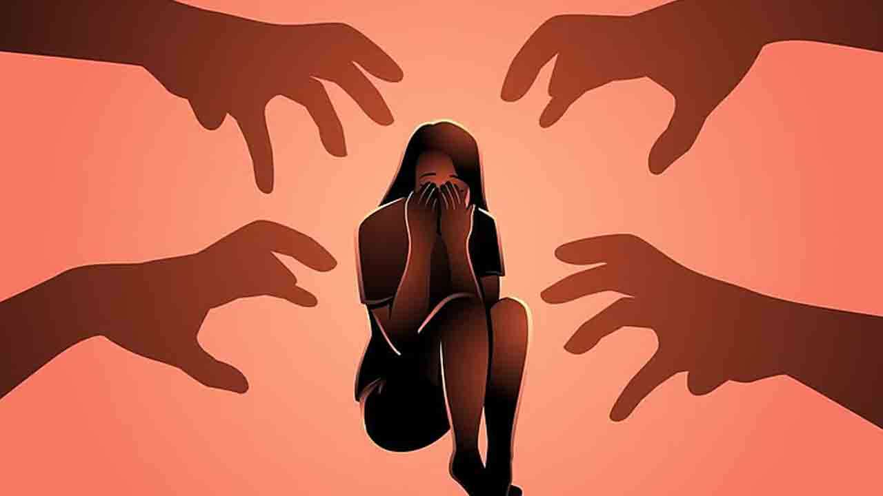 பெண்ணை கூட்டு வன்​கொடுமை செய்து ஓடும் வேனில் இருந்து தூக்கி வீசிய கொடூரம்