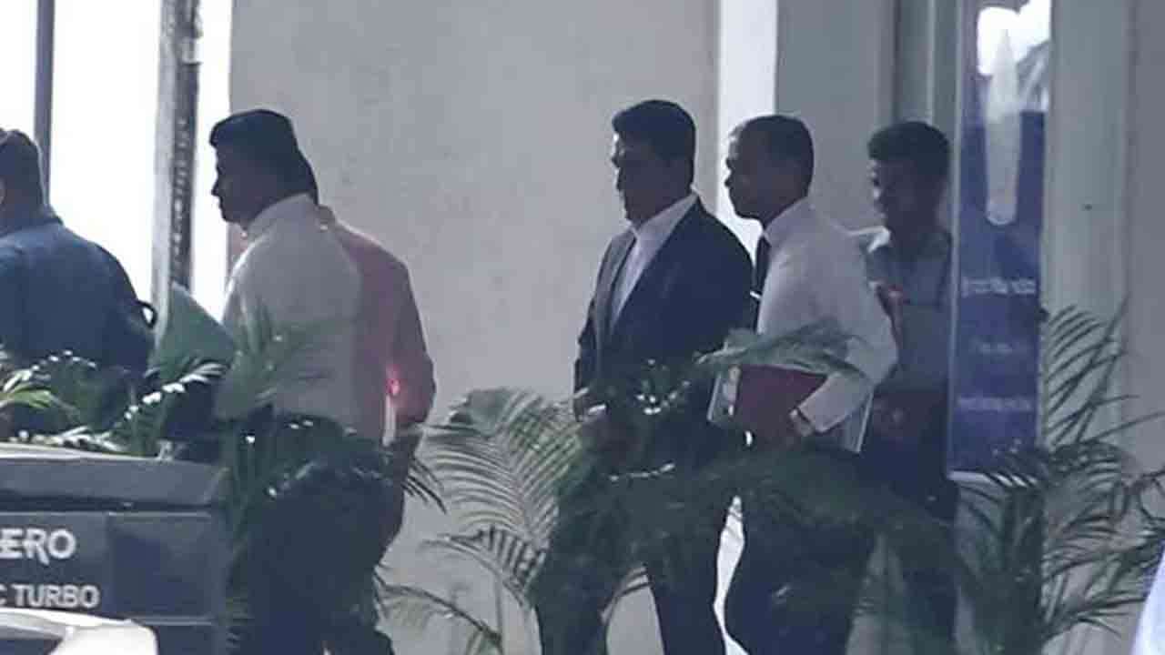 ஜோன்ஸ்டனும் அவரது இளைய மகனும் நீதிமன்றுக்கு