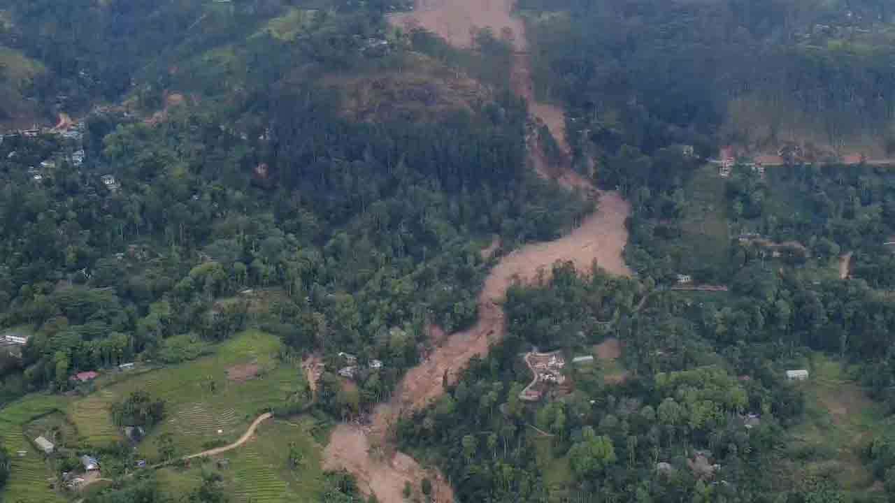 வெள்ளத்தால் மலைபோல் குவிந்து கிடக்கும் மணல்!