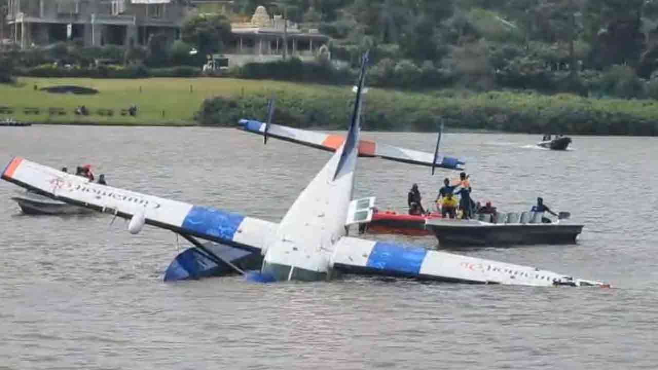 தரையிறங்கும் போது விபரீதம்; நுவரெலியா ஏரியில் வீழ்ந்த விமானம்