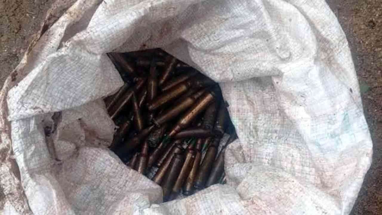 வீட்டைத் திருத்தும்போது அதிர்ச்சி; கூரைக்குள் தோட்டாக்கள்!