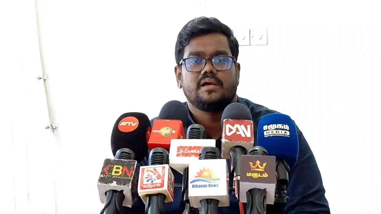 பதாதைகளில் மாத்திரம் தான் சத்தியாகிரகப் போராட்டம்! 