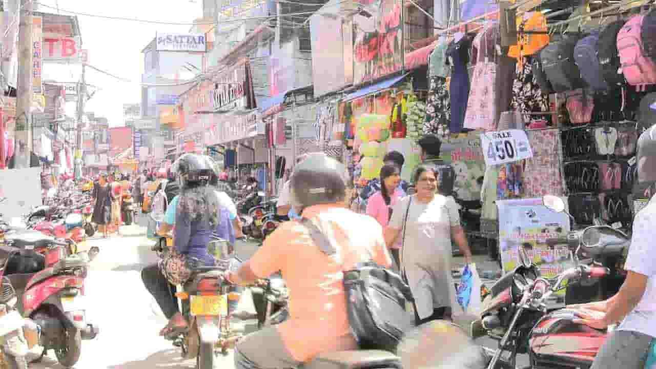 மட்டக்களப்பில் பொங்கலுக்கு தயாராகி வரும் மக்கள்!