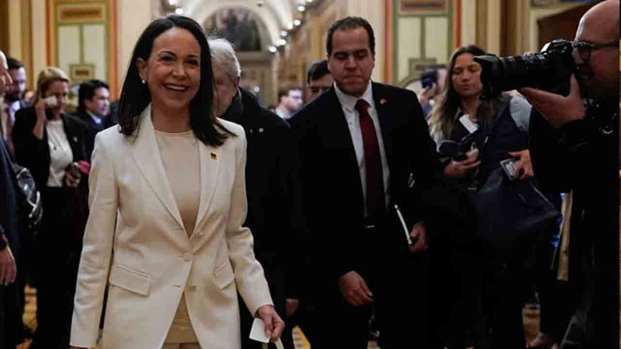 அமைதிக்கான நோபல் பரிசை ட்ரம்பிடம் வழங்கிய மச்சாடோ