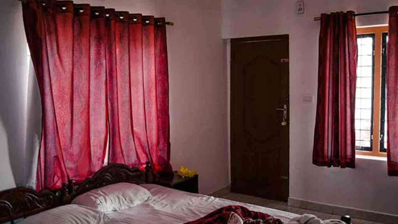 வீடொன்றில் இரு பெண்கள் மீது கூரிய ஆயுதத்தால் தாக்குதல்