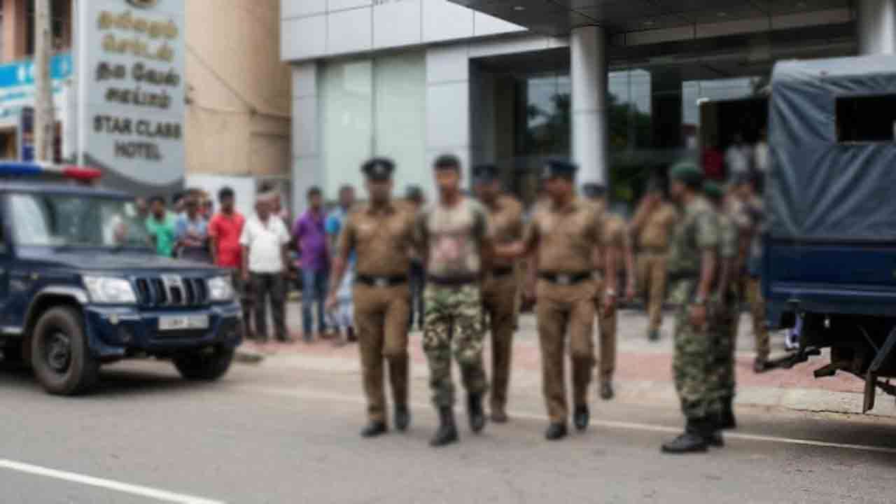 விசேட அதிரடிப்படையினரின் சீருடையை ஒத்த ஆடையணிந்த இளைஞர் கைது