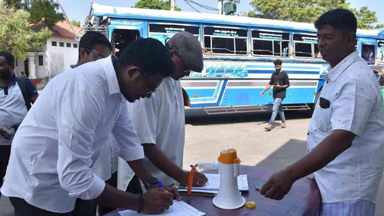 எலுவங்குளம் - புத்தளம் வீதியைத் திறக்கக் கோரி கையெழுத்து வேட்டை