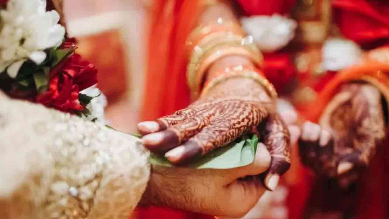 2 மனைவிகள் கணவனை சமமாக பிரித்துக் கொள்ள தீர்ப்பு!