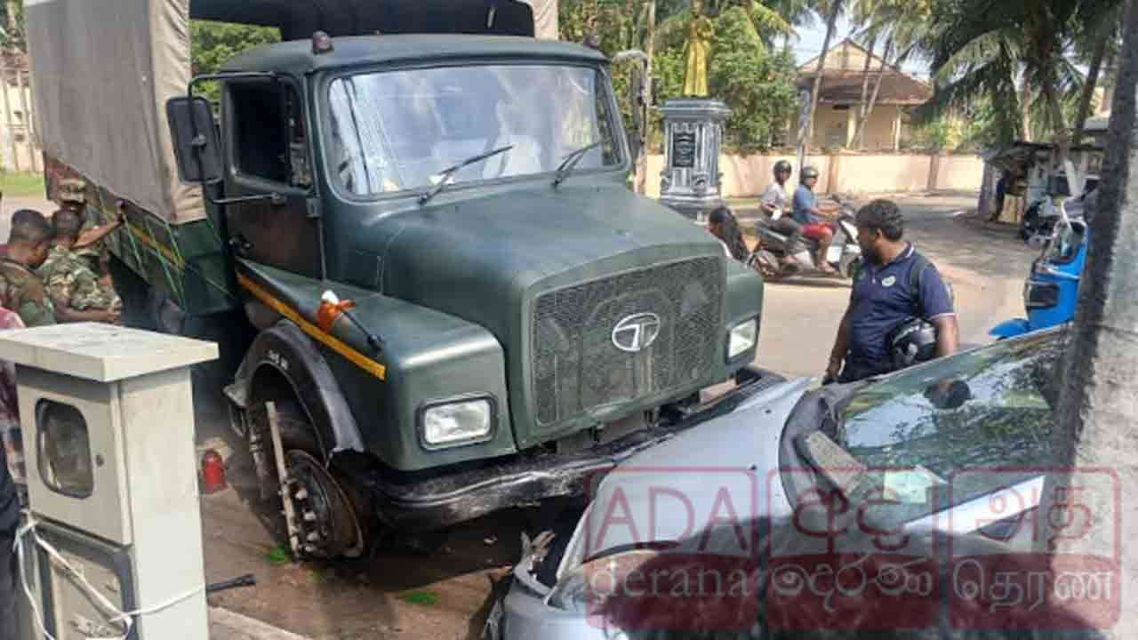 யாழில் இராணுவ வாகனமும், காரும் நேருக்கு நேர் மோதி விபத்து